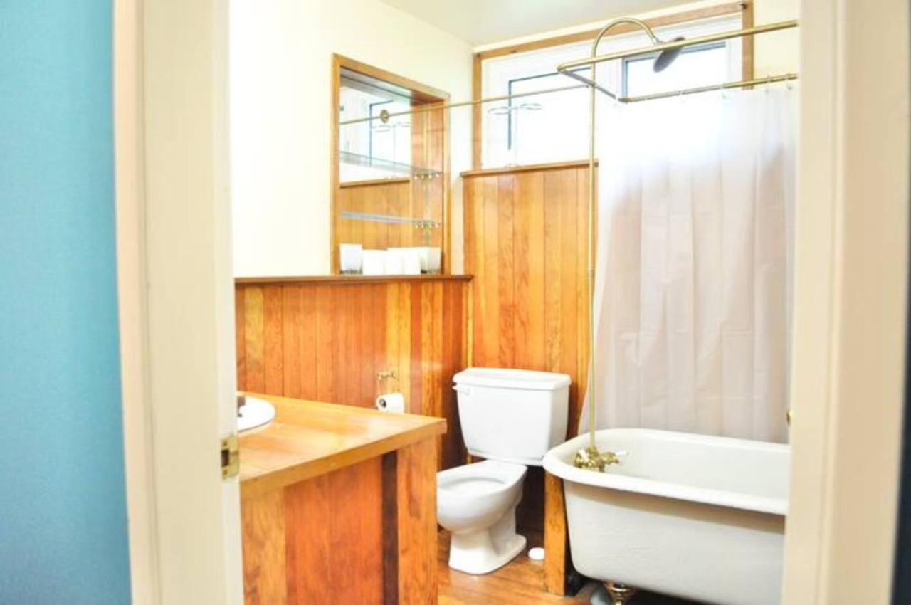 Cozy 1 Bd Suite Centrally Located Норт Ванкувър Екстериор снимка