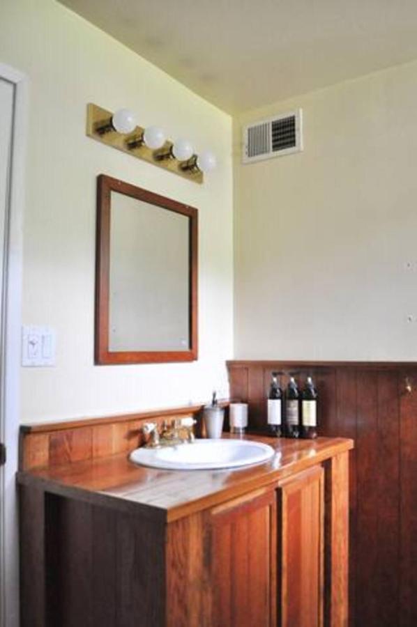 Cozy 1 Bd Suite Centrally Located Норт Ванкувър Екстериор снимка